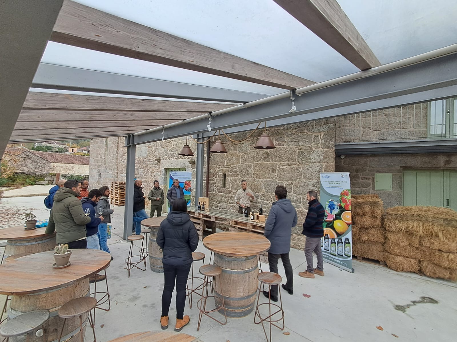Cata de vinos en una actividad de teambuilding de una empresa en galicia